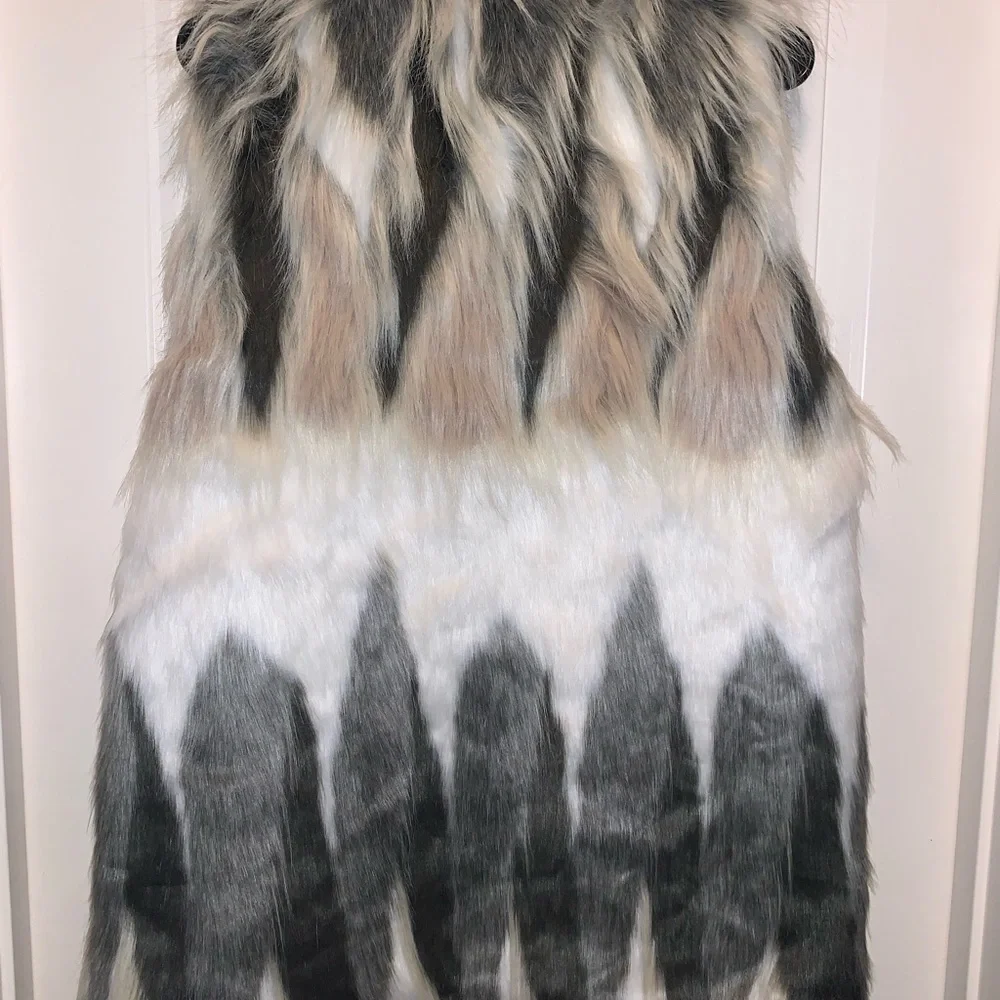 NWT Forever21 PREMIUM LABEL Faux Fur Vest SMALL - Picture 8 of 8